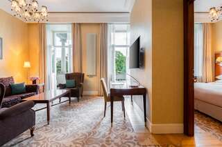 Отель Grand Hotel Kempinski Vilnius Вильнюс Представительский люкс с балконом-1
